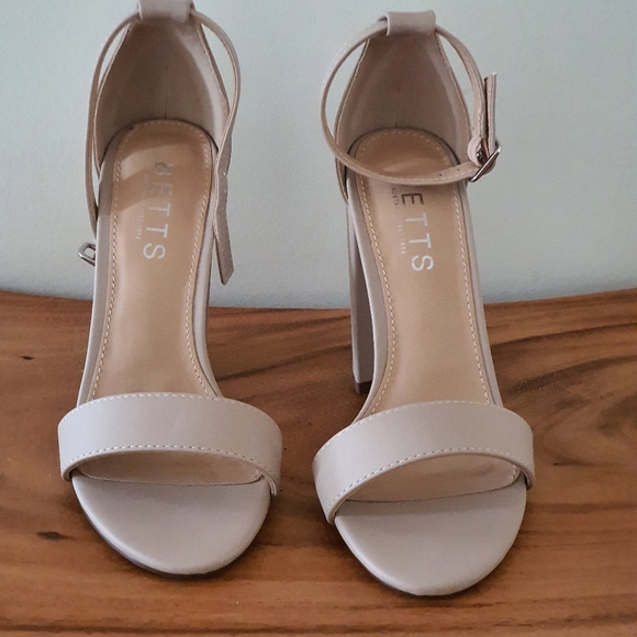 Betts Ollie Block Heels - Picture 5 of 11